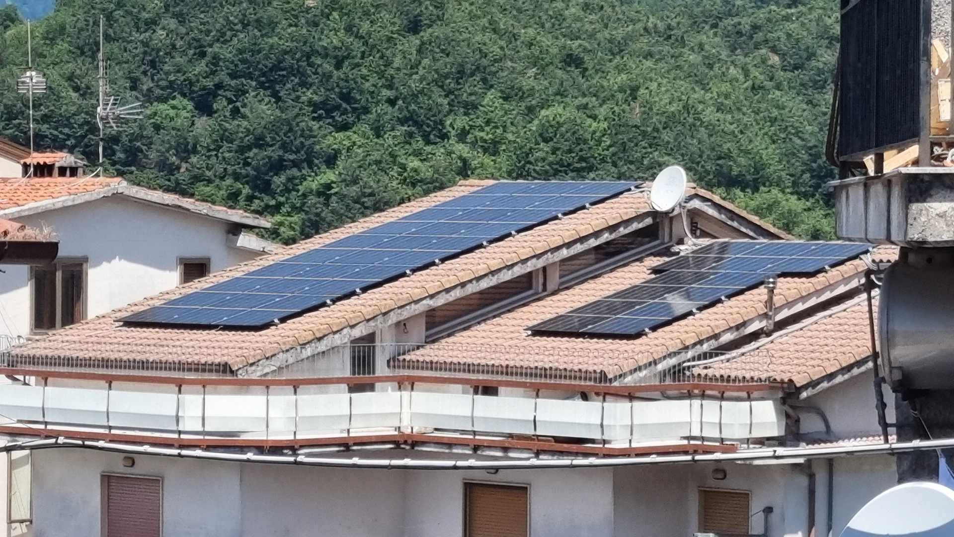 Tetto con pannelli fotovoltaici
